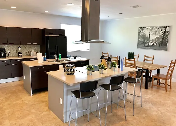 New! Luxury Modern House Close To Everything